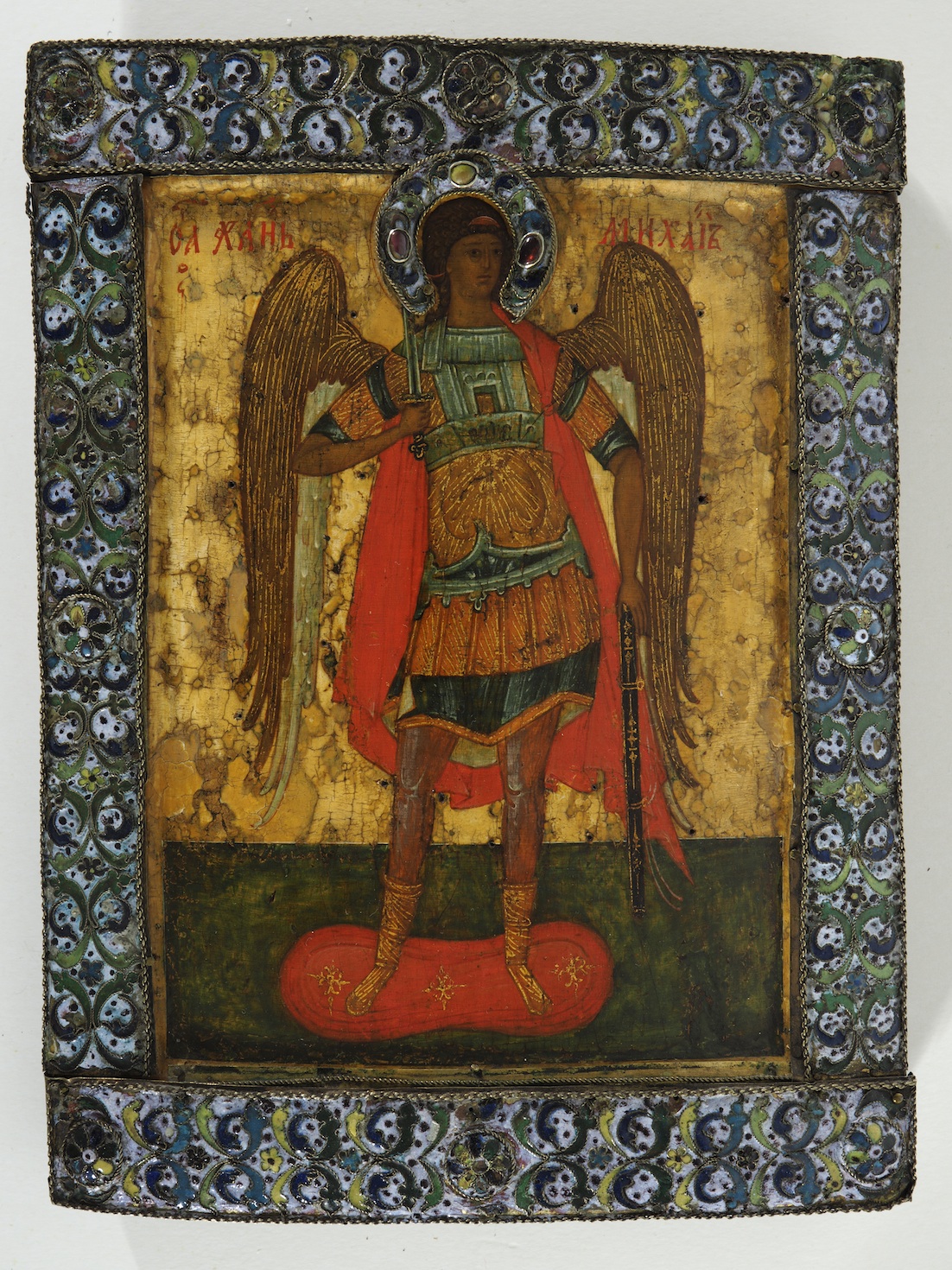 Ikone mit dem stehenden Erzengel Michael vor goldenem Hintergrund. Eitempera auf Holz, Russland, 16. Jahrhundert
