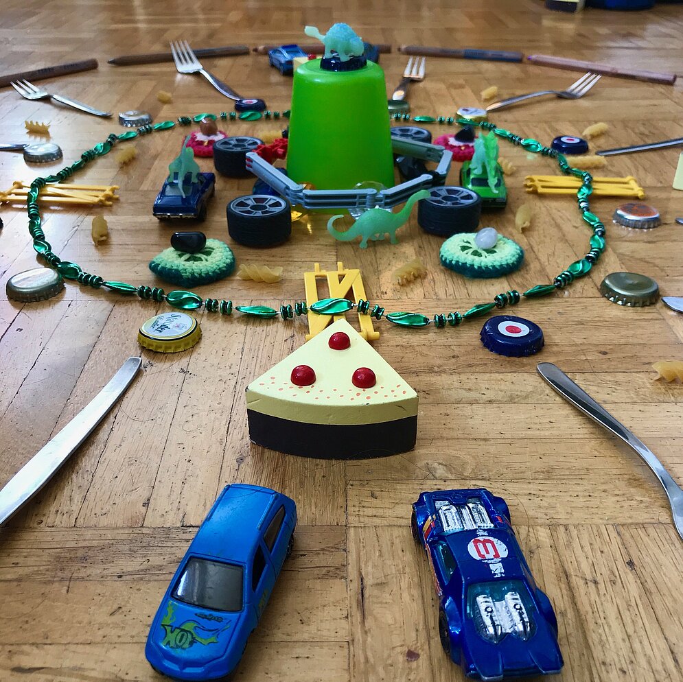Mitmachmittwoch: Ein Mandala aus Gegenständen legen - Seitenansicht mit Spielzeugautos