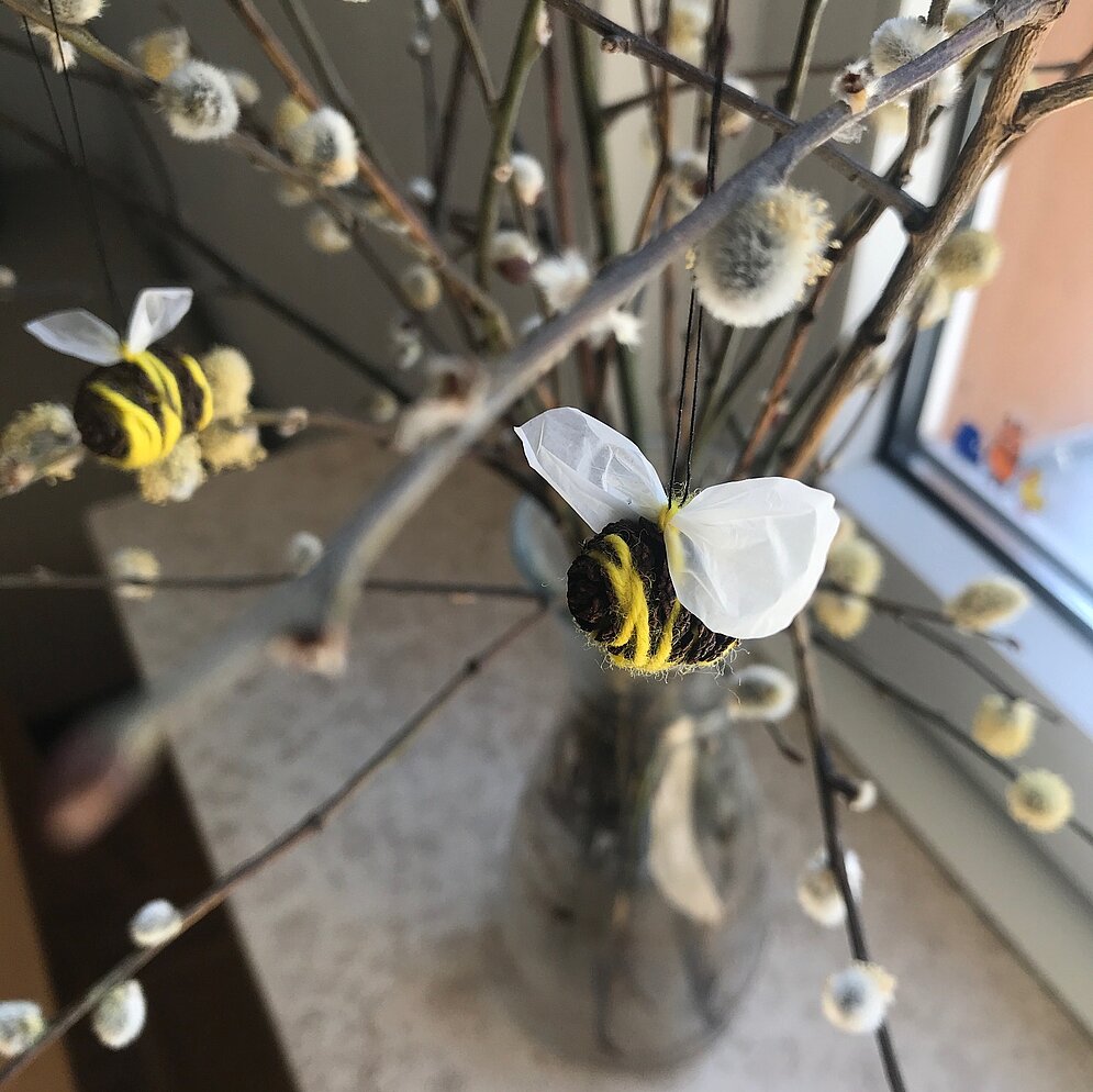 Bienen basteln: Zweige in der Vase