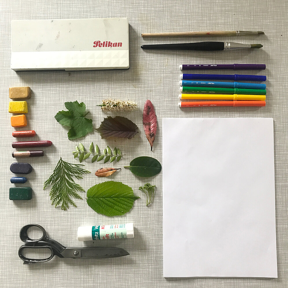 Frottagetechnik: Materialien sind Naturmaterialien, Wasserfarben, Filzstifte, Wachsmaler, Schere und Papier