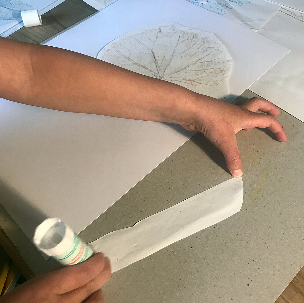 Frottagetechnik: Formen aus dem Papier ausschneiden