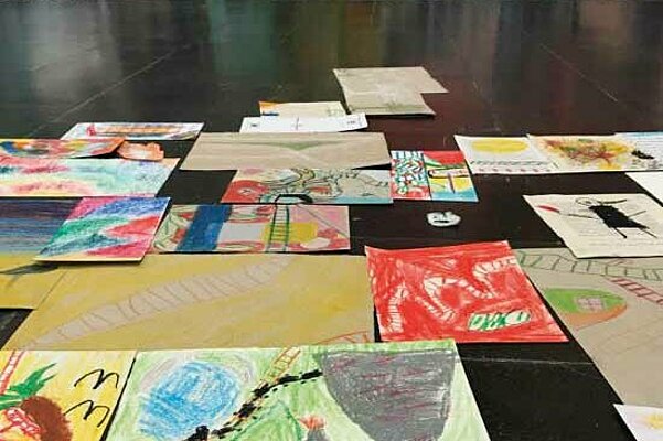 Kunsthallenbande, Blätter auf dem Boden vor Ugur Ulusoys "ein wanderer" 