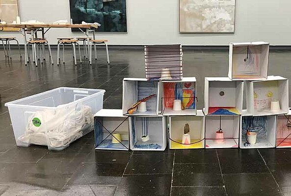 RuhrKunstNachbarn, Boxen mit Fundobjekten in der Ausstellung 